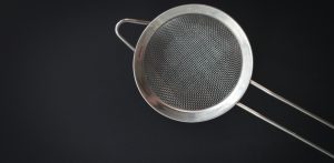 histoire inspirante Orient'action, les 3 passoires, émettre des jugements justes, objectifs, faire preuve de discernement, Orient'Action vous coach