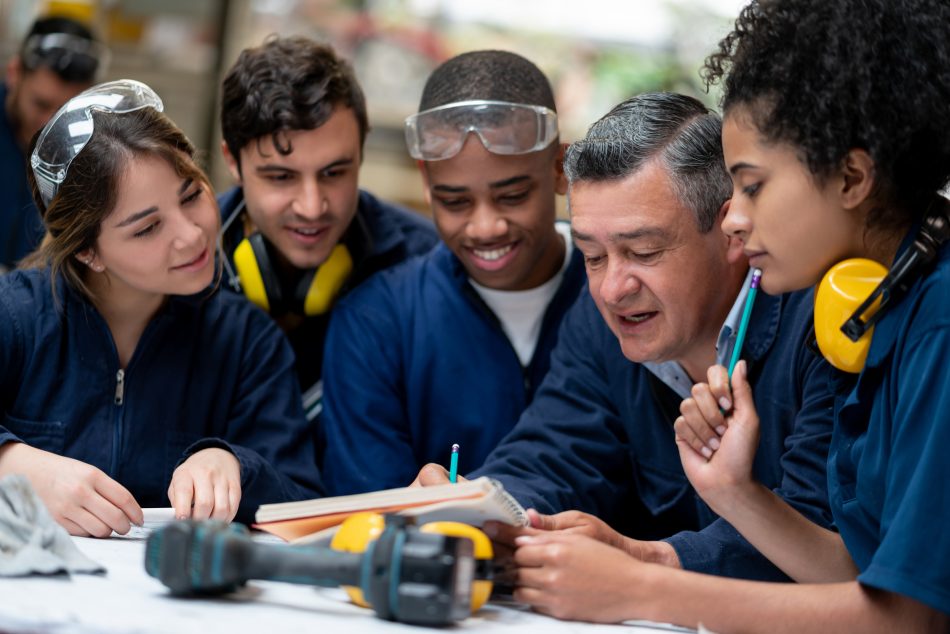 devenir moniteur-éducateur, se reconvertir professionnellement, accéder au métier, se former, organisme, faire une V.A.E, validation des acquis de l'expérience avec Orient'Action