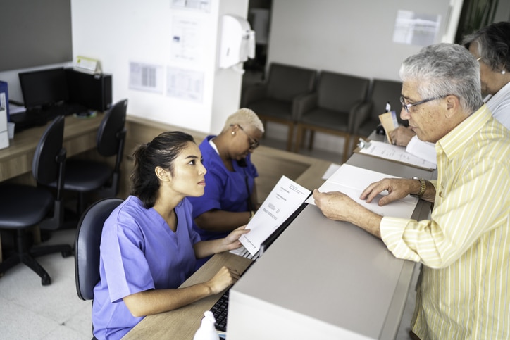 secrétaire médicale, reconversion professionnelle, secteur médical, soigner, guérir, assister, faire un métier qui a du sens, se reconvertir professionnellement, changer de métier, se former, faire un bilan de compétences avec Orient'Action