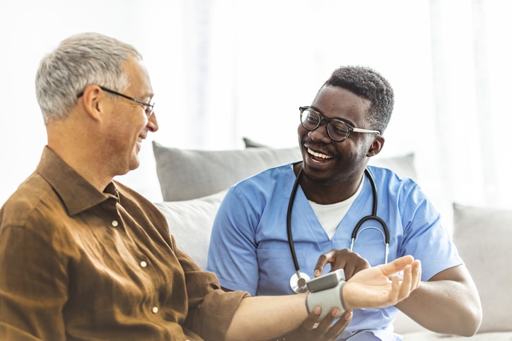 infirmier, personnel soignant, infirmière, formation, compétences, diplôme, études, examens, filière, rémunération, début et fin de carrière, se reconvertir professionnellement, se faire accompagner par un consultant Orient'Action