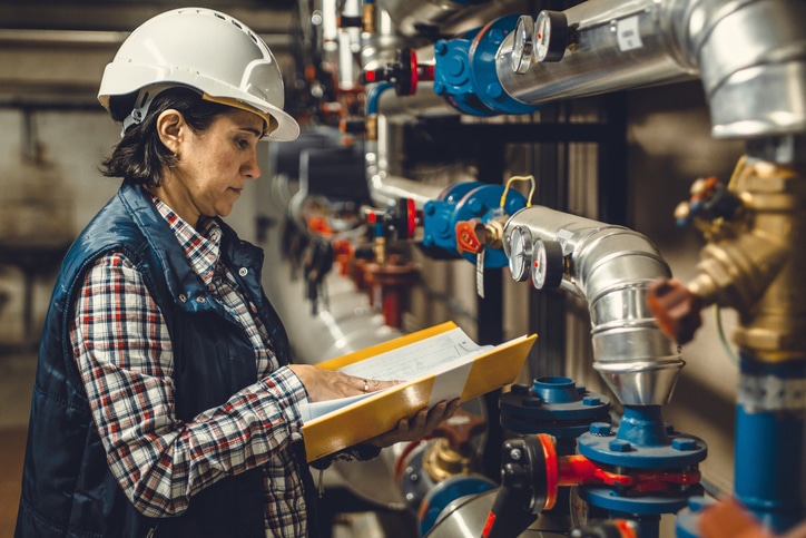 devenir plombier, se former, métier manuel, artisanal, employabilité, formation, rémunération, salarié ou statut indépendant, se faire conseiller par Orient'Action pour sécuriser une reconversion professionnelle