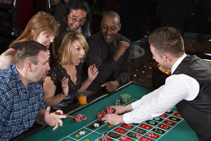 croupier, métier, salle de jeu, casino, formation, qualités requises, concentration, formation, saaire, diplôme, Orient'Action accompagne les reconversions professionnelles