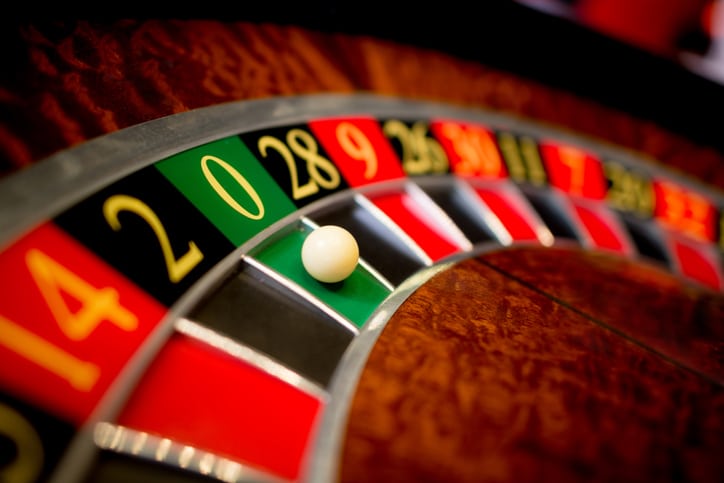 croupier, métier, salle de jeu, casino, formation, qualités requises, concentration, formation, saaire, diplôme, Orient'Action accompagne les reconversions professionnelles