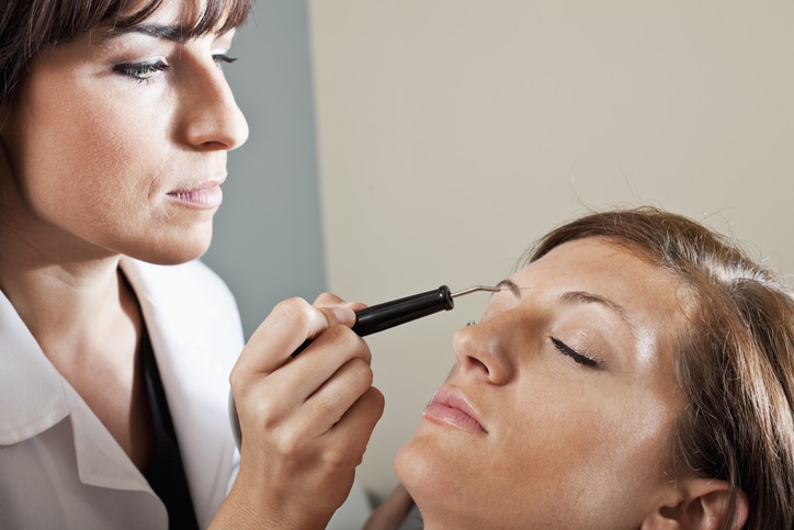 esthéticienne à domicile, indépendante, autoentrepreneur, entrepreneuriat, missions, conditions d'exercice, accès au métier, métier, charges, formations, qualités requises, compétences, formation, soins du visage, beauté, institut, Orient'Action accompagne les reconversions professionnelles