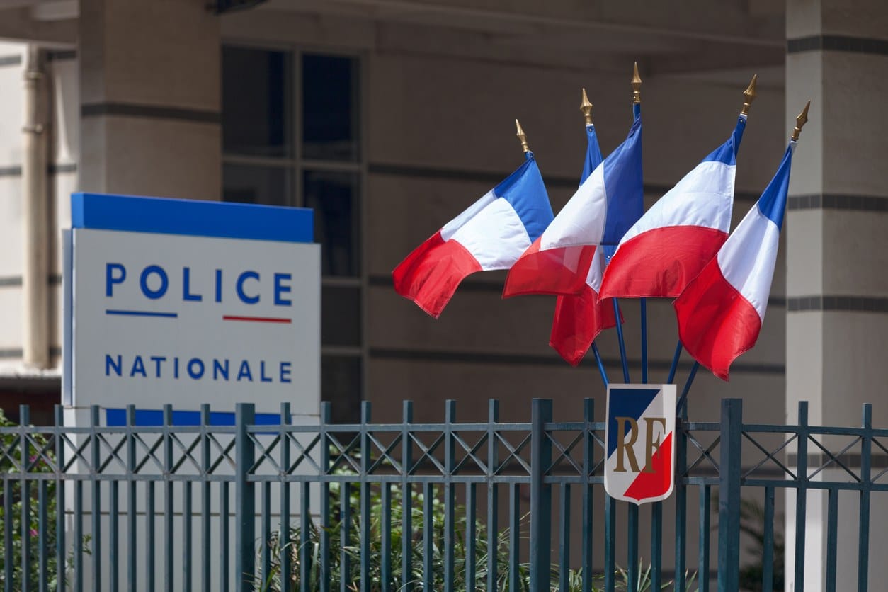 devenir policier, France, formation, concours, Police Nationale, sécurité, gardien de la paix, académie de police, entraînement, conditions d'admission, procédure de sélection, carrière, brigade, uniforme, mission, service public, prévention, intervention, examen, patrouille, recrutement, défense, ordre, formation continue, titularisation.