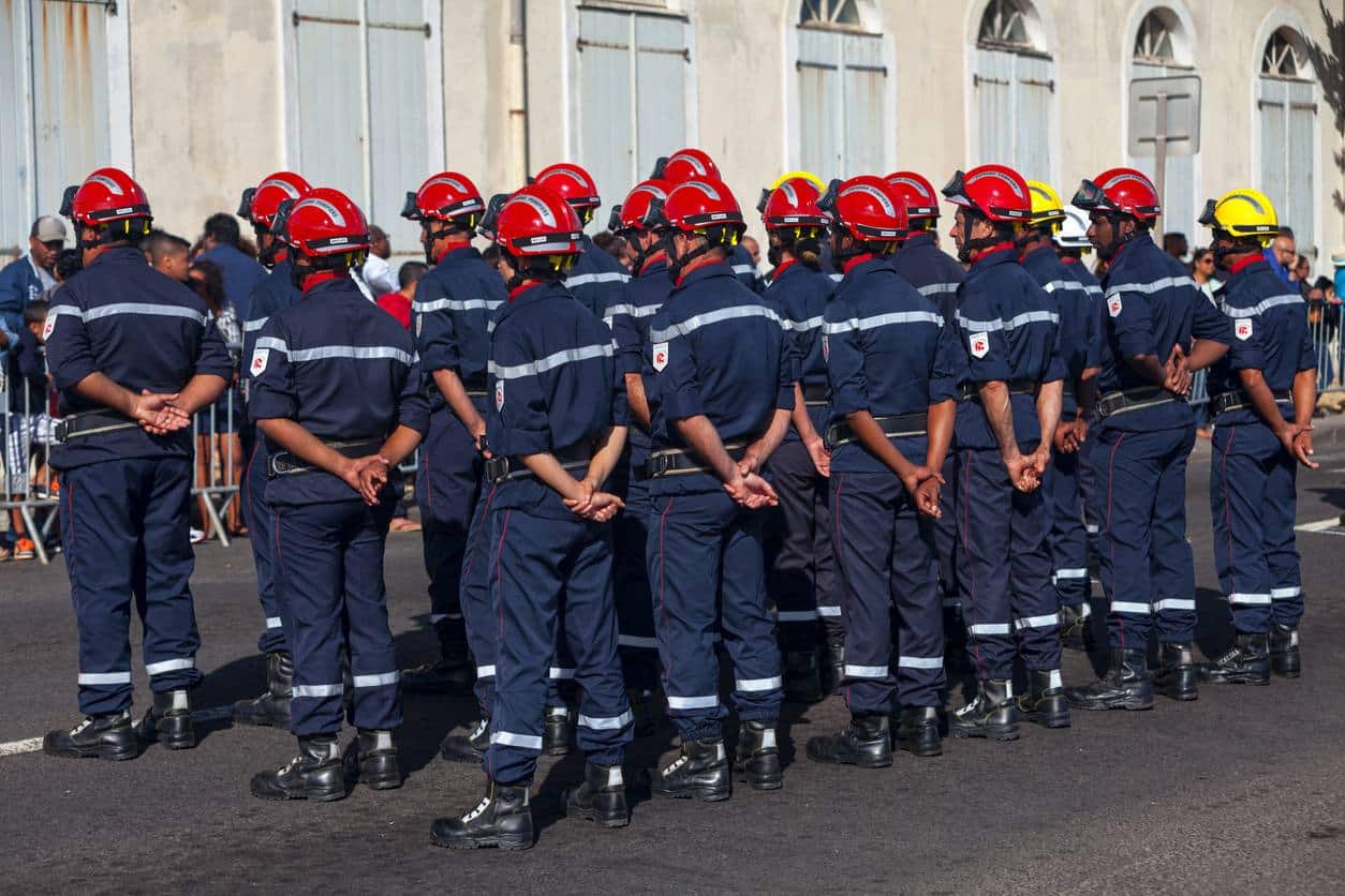 Pompier, formation, secours, incendie, sauvetage, intervention, école des pompiers, recrutement, conditions physiques, équipement, caserne, volontaire, professionnel, entraînement, prévention, urgence, techniques de secours, héroïsme, examens, spécialisation, feu, défense civile, courage, sécurité, équipiers.