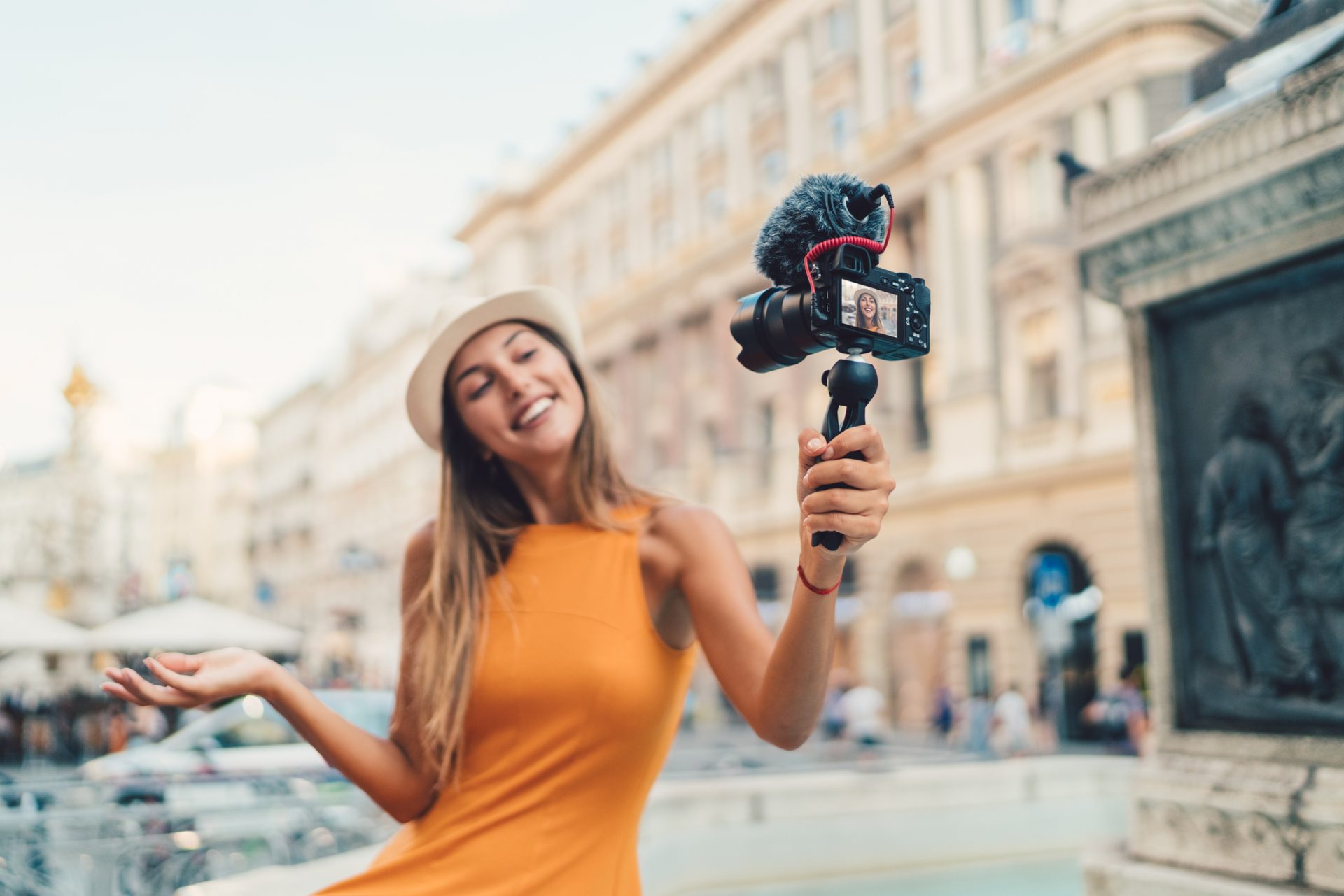 notoriété, travailler chez soi, vloggeur, youtuber, vidéast, popularité, sens de la communication, bilan de compétences, ORIENTACTION