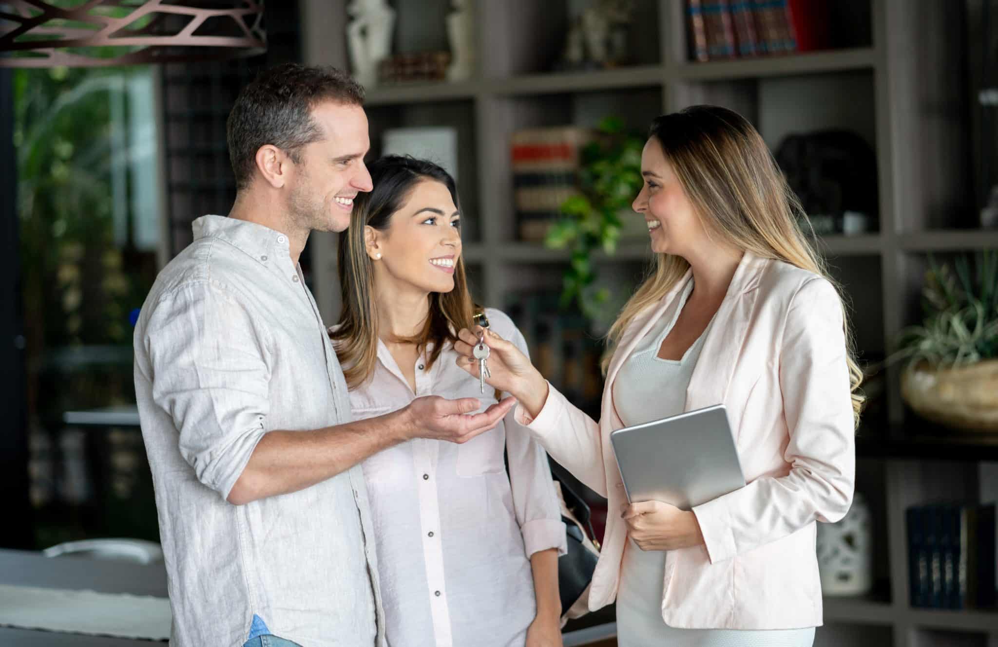 agent immobilier, métier, avantages, rémunération, formation, compétences requises, soft skills, savoir-être, transaction immobilière, mandataire immobilier, agent commercial, marché immobilier, bilan de compétences, ORIENTACTION