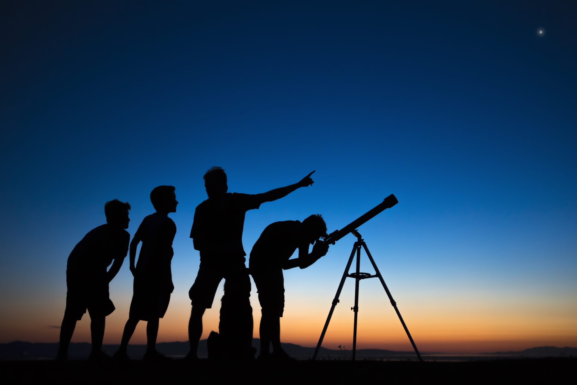 astronome, spationaute, astronaute, astronomie, astrophysicien, maître de conférences, chargé de recherche, formation, études, rémunération, reconversion professionnelle, bilan de compétences, ORIENTACTION