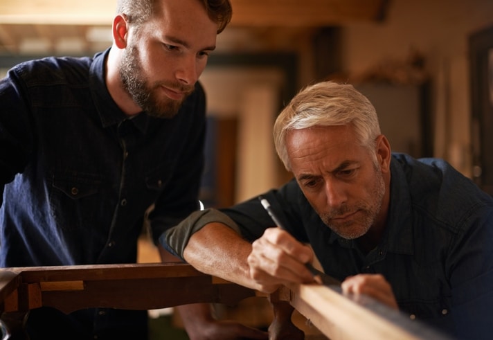 Reconversion professionnelle menuisier, Métiers après menuiserie, Devenir architecte d'intérieur, Carrière en design de meubles, Restaurateur de meubles, Ébéniste, Charpentier, Métiers du bâtiment, Formateur en menuiserie, Conseiller en aménagement d'intérieur, Vendeur en fournitures de menuiserie, Entrepreneur en rénovation, Artisanat et sculpture sur bois, Créateur d'objets déco en bois, Responsable de magasin de meubles, Expert en estimation de meubles, Gestionnaire de projet en aménagement intérieur, Responsable qualité en industrie du meuble, Fabricant de jouets en bois, Commercial dans l'industrie du bois, Agent immobilier spécialisé en biens avec boiseries, Blogueur spécialisé en travaux manuels/bois, Restaurateur de biens immobiliers, Coordinateur de projets d'éco-construction, Artisan créateur de bijoux en bois