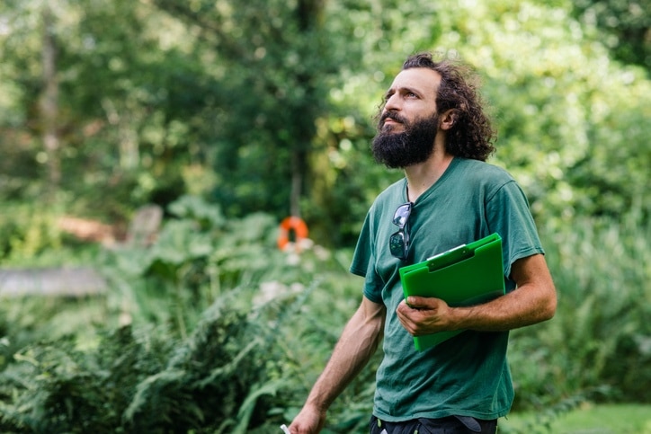 Reconversion professionnelle paysagiste, Métier du paysagisme, Jardinier paysagiste, Aménagement d'espaces verts, Création de jardins, Harmonie avec la nature, Bien-être et paysagisme, Design de jardin, Carrière créative, Art des jardins, Entretien paysager, Formation en paysagisme, Travailler en plein air, Horticulture et paysagisme, Développement durable, Passion pour les plantes, Éco-paysagisme, Réalisation de projets paysagers, Biodiversité et jardin, Conception paysagère, Projet de vie paysagiste, Embellissement des espaces, Réalisation de rêves verts, Collaboration avec la nature, Jardin thérapeutique