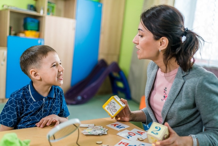 Reconversion professionnelle, carrière après orthophonie, coaching vocal, conseiller pédagogique, formateur en langues, thérapeute du langage, conseiller en insertion professionnelle, accompagnateur en bien-être, expert en communication, éducateur spécialisé, logopédie, consultant en entreprise, professeur de diction, auteur ou écrivain, auditeur qualité en santé, psychopédagogue, métiers du livre, audioprothésiste, formateur en communication, métiers de l'enseignement, développement de formations, création de contenu pédagogique, métiers du consulting, conseiller en développement personnel, spécialiste en ressources humaines.