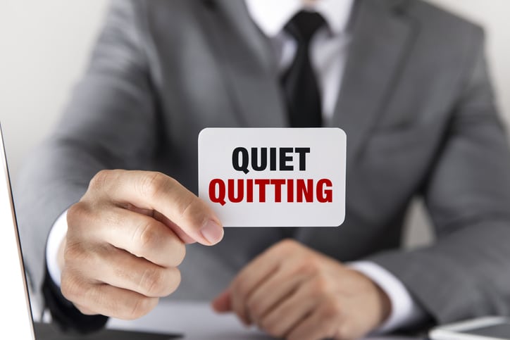 Quiet quitting, désengagement progressif, psychologie du travail, management inefficace, satisfaction au travail, retrait émotionnel, productivité diminuée, environnement de travail toxique, changement d'attitude au travail, turnover silencieux, QVT (Qualité de Vie au Travail), stratégies de coping, psychologie organisationnelle, fidélité des employés, mécontentement au travail, burn-out, ressources humaines, leadership, gestion d'équipe, culture d'entreprise, communication non-verbale, performance au travail, bien-être au travail, motivation des employés, rétention des talents.