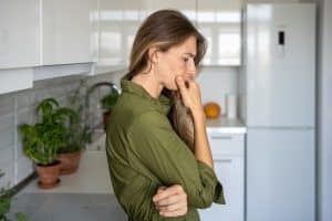 crise de la quarantaine, introspection, changement de vie, remise en question, bilan de mi-vie, stress, anxiété, transitions de vie, réévaluation, sentiment d'urgence, redéfinition des objectifs, désir de changement, auto-évaluation, introspection, inquiétude existentielle, quête de sens, changement de carrière, insatisfaction, psychothérapie, bien-être émotionnel, développement personnel, auto-assistance, troubles de l'humeur, réflexion personnelle, acceptation du vieillissement