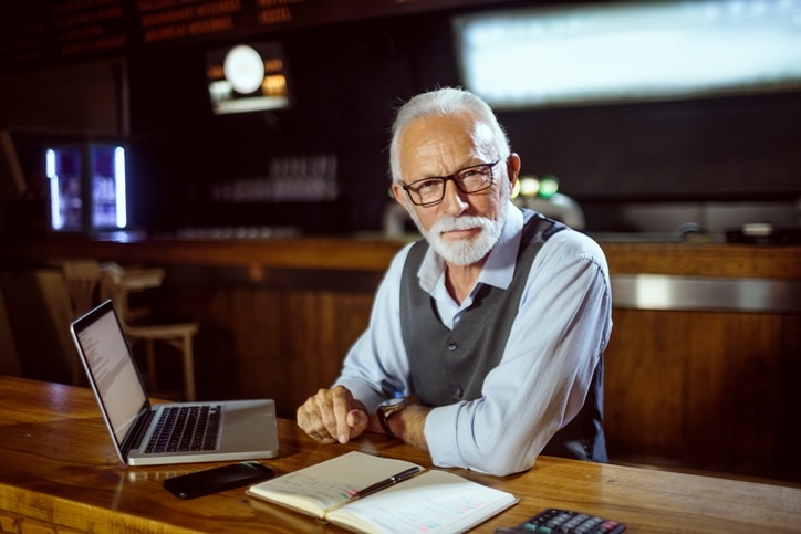retraite, planification de retraite, travail après retraite, conseil en carrière, bien-être au travail, sécurité financière, qualité de vie, transition de carrière, épargne-retraite, bilan de compétences, anticipation retraite, bilan professionnel, équilibre travail-vie, projet de retraite, satisfaction professionnelle, retraite anticipée, gestion du temps libre, développement personnel, retraite active, santé mentale et retraite, préparation à la retraite, conseil en gestion de patrimoine, décision de retraite, temps pour soi, épanouissement post-carrière