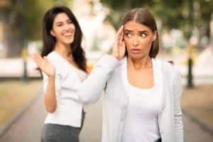 relation toxique, amitié malsaine, bien-être émotionnel, frontières personnelles, manipulation, signes d'une amitié toxique, communication toxique, amitié à sens unique, narcissisme, influence négative, confiance, relations interpersonnelles, toxicité, emprise psychologique, jalousie, critères d'une bonne amitié, autocritique, relations saines, comportements toxiques, respect mutuel, conflits relationnels, relations abusives, empathie, autoévaluation, soutien émotionnel