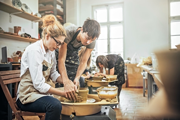 devenir céramiste, formation céramique, atelier de céramique, artisanat, métiers d'art, création de poterie, techniques de céramique, tour de potier, école d'art, carrière artistique, guide de céramiste, compétences requises, matériaux céramiques, émaillage, cuisson de céramique, arts appliqués, formation professionnelle, conseils pour céramistes, sculpture en céramique, design céramique, formation en ligne, cours de céramique, diplôme en céramique, secteur de la céramique, entrepreneuriat artistique