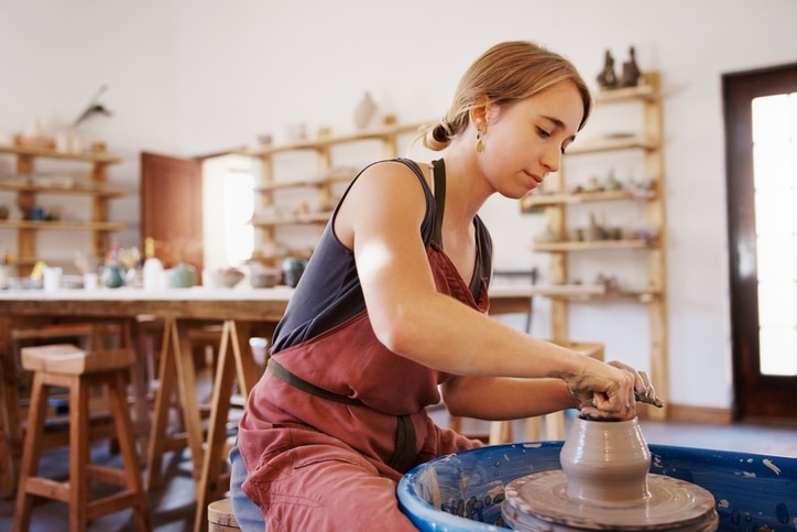 reconversion céramiste, métiers d'art, carrière artistique, design industriel, sculpture, enseignement en arts, restaurateur d'art, métiers de la poterie, design de produit, artisanat, ébéniste, artiste plasticien, métiers de la culture, créateur de bijoux, design d'intérieur, vente d'art, galeriste, métiers du verre, conseiller en art, freelance artistique, illustration, arts appliqués, décoration, formation continue, options de carrière