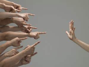 bouc émissaire, culpabilité transférée, injustice, histoire percutante, responsabilité fausse, stigmatisation, exclusion sociale, récit éducatif, victime innocente, discrimination, groupe social, préjugés, mécanismes de défense, persécution, culpabilisation, projection, ostracisation, chasse aux sorcières, sacrifice social, dynamique de groupe, morale, jugement erroné, exclusion injustifiée, conséquences, culpabilité collective