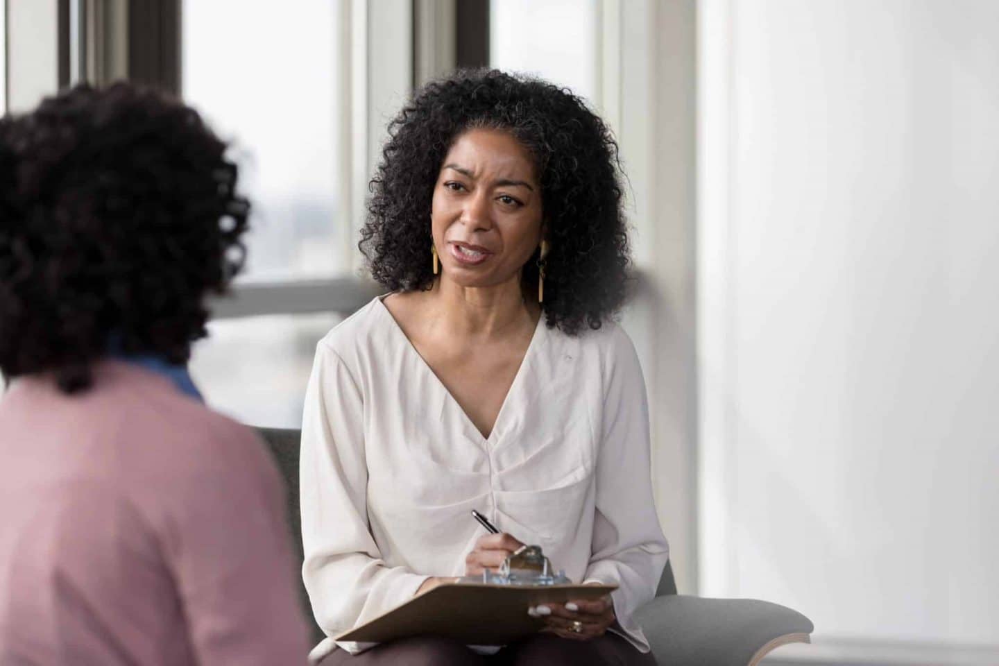 Reconversion professionnelle, assistante sociale, métiers du social, conseiller en insertion professionnelle, médiateur social, éducateur spécialisé, travailleur social, carrière en ressources humaines, service à la personne, psychologue, carrière en conseil, gestionnaire de cas, travail communautaire, secteur non lucratif, conseiller en réhabilitation, orientation professionnelle, développement communautaire, aide familiale, santé publique, services de santé mentale, travail avec les populations vulnérables, gestion de projet social, coordination de services sociaux, gestion de programmes sociaux, travail de proximité.