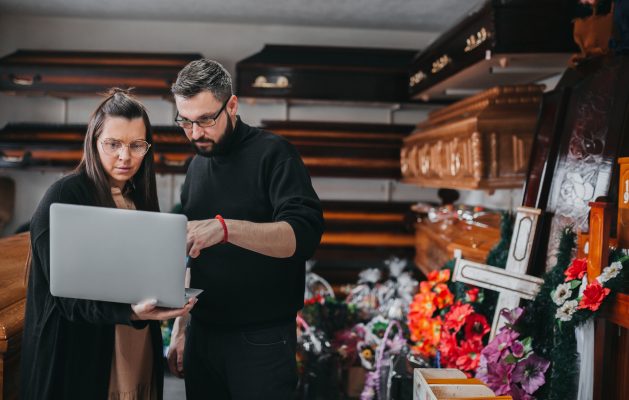 embaumeur, thanatopracteur, reconversion professionnelle, pompes funèbres, changement