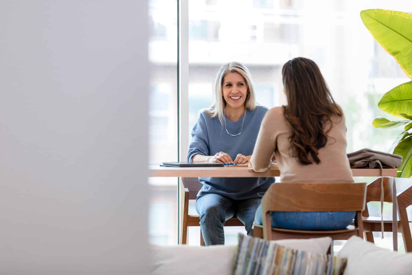 Témoignage ORIENTACTION, Consultante en bilan de compétences, Sophrologue, Double carrière, Expérience professionnelle, Conseils en orientation, Sophrologie et carrière, Bilan de compétences, Conseil en évolution professionnelle, Développement de compétences, Coaching professionnel, Pratique de la sophrologie, Équilibre travail-vie personnelle, Travail chez ORIENTACTION, Techniques de relaxation, Formation continue, Retour d'expérience, Équipe ORIENTACTION, Bien-être au travail, Sophrologie en entreprise, Accompagnement de carrière, Santé mentale au travail, Gestion du stress, Emploi chez ORIENTACTION, Sophrologue consultante.