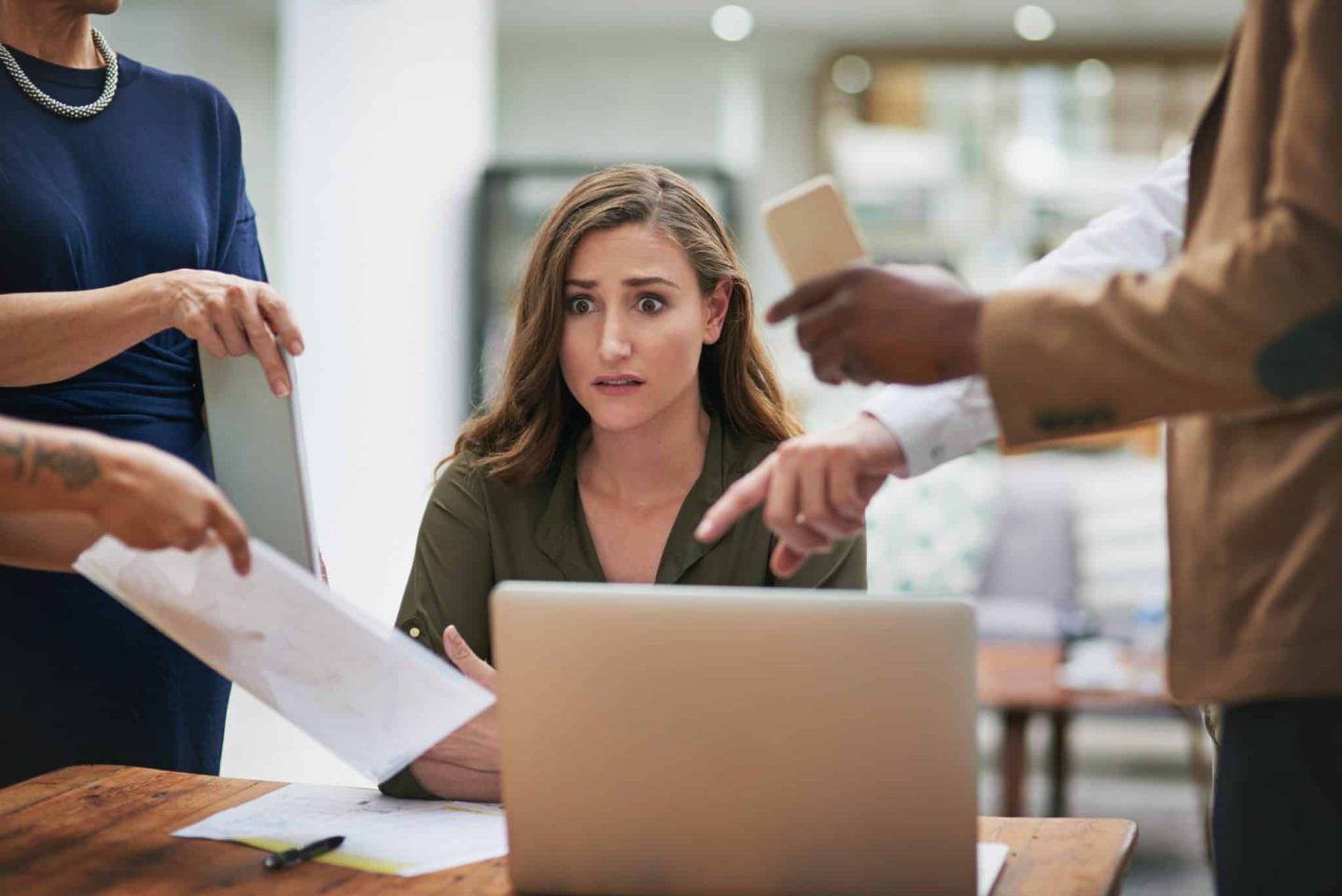 réduire le stress au travail, angoisse du lundi matin, faire les tâches prioritaires, appréhender sa semaine sereinement, prévenir le burn-out et les risques psychosociaux, être plus efficace dans son travail, être plus performant, favoriser le bien-être dans son travail, la génération z en quête de bien-être, se sentir serein, BARE MINIMUM MONDAY, la technique du bare minimum monday, en faire peu le lundi, augmenter sa productivité, en faire le moins possible le lundi ou le premier jour de la semaine de travail, gagner en efficacité, prévenir les risques de burn-out, comment réduire son stress au travail, quelle technique pour être moins stressé au travail, comment aborder sa semaine de travail sereinement, ne plus être angoissé le dimanche soir, ne pas être stressé la veille de la semaine de travail, une nouvelle façon d'appréhender sa semaine de travail, une technique pour ne plus être angoissé le dimanche soir, en faire le minimum le lundi, ne faire que les tâches essentielles le lundi matin, quitter le travail plus tôt en début de semaine