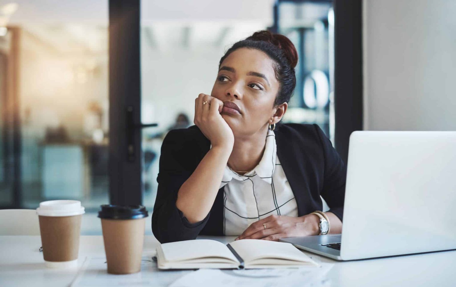 quiet quitting, démission silencieuse, phénomène du quiet quitting en entreprise, le quiet quitting et la jeune génération, génération z au travail, quête de bien-être des jeunes au travail, préoccupations des jeunes, le quiet quitting pour prévenir le burn-out, effectuer le minimum dans son travail, faire les tâches inscrites dans sa fiche de poste, prévenir les risques psychosociaux, épanouissement personnel des jeunes, le quiet quitting un phénomène viral, quiet quitting expression de plus en plus courante, souci de l'environnement, les valeurs de la jeune génération, la génération z et le quiet quitting, pourquoi parle-t-on de quiet quitting, causes du quiet quitting, conséquences du quiet quitting, impact du quiet quitting dans l'entreprise, quiet quitting et baby-boomers, baisse de la productivité dûe au quiet quitting, performances des en entreprises en baisse à cause du quiet quitting, le quiet quitting ne signifie pas démissionner, comment éviter la généralisation du quiet quitting