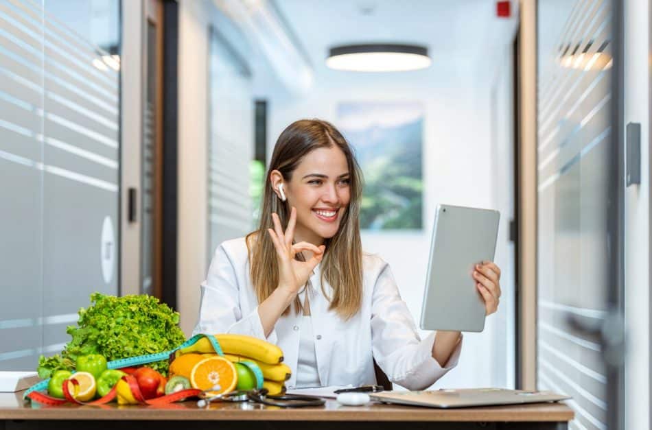Diététicien(ne) Reconversion Formation Nutrition Diplôme Métier santé Alimentation équilibrée Conseil nutritionnel Études Profession réglementée Pratique clinique Stage Bilan diététique Programme alimentaire Régime Qualifications Spécialisation Débouchés Carrière Passion Accompagnement Bien-être Pathologies alimentaires Certifié Expertise nutritionnelle