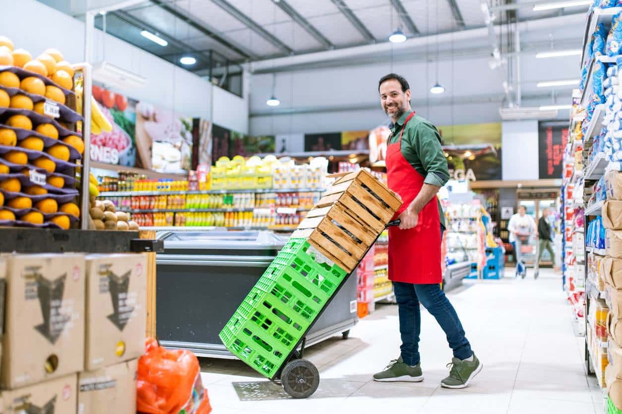 Employé libre-service, recherche d'emploi, candidature, CV, lettre de motivation, conseils, distribution, rayon, mise en rayon, recrutement, offre d'emploi, supermarché, grande surface, compétences, entretien, réseau professionnel, orientation, carrière, formation, évolution, gestion des stocks, relation client, ORIENTACTION, postuler, opportunité.
