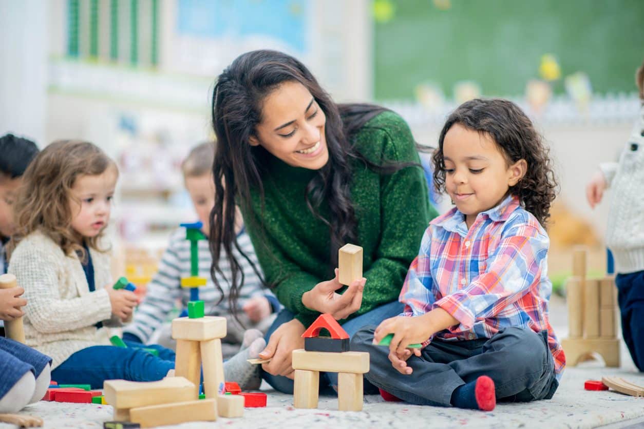 Auxiliaire de puériculture, VAE, Validation des Acquis de l'Expérience, ORIENTACTION, diplôme, petite enfance, crèche, maternité, formation, carrière, compétences, accompagnement, dossier VAE, entretien, profession, qualités humaines, puéricultrice, structure d'accueil, éveil enfant, alimentation, hygiène, expérience professionnelle, validation, sésame.