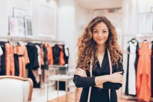 Reconversion, vendeur, magasin de vêtements, métiers, carrière, changement, habillement, conseiller, styliste, acheteur, représentant commercial, marketing, tendances, mode, gestionnaire de stock, visual merchandiser, relation client, boutique, e-commerce, conseil en image, gestionnaire, design de mode, distribution, vente en ligne, transformation professionnelle.