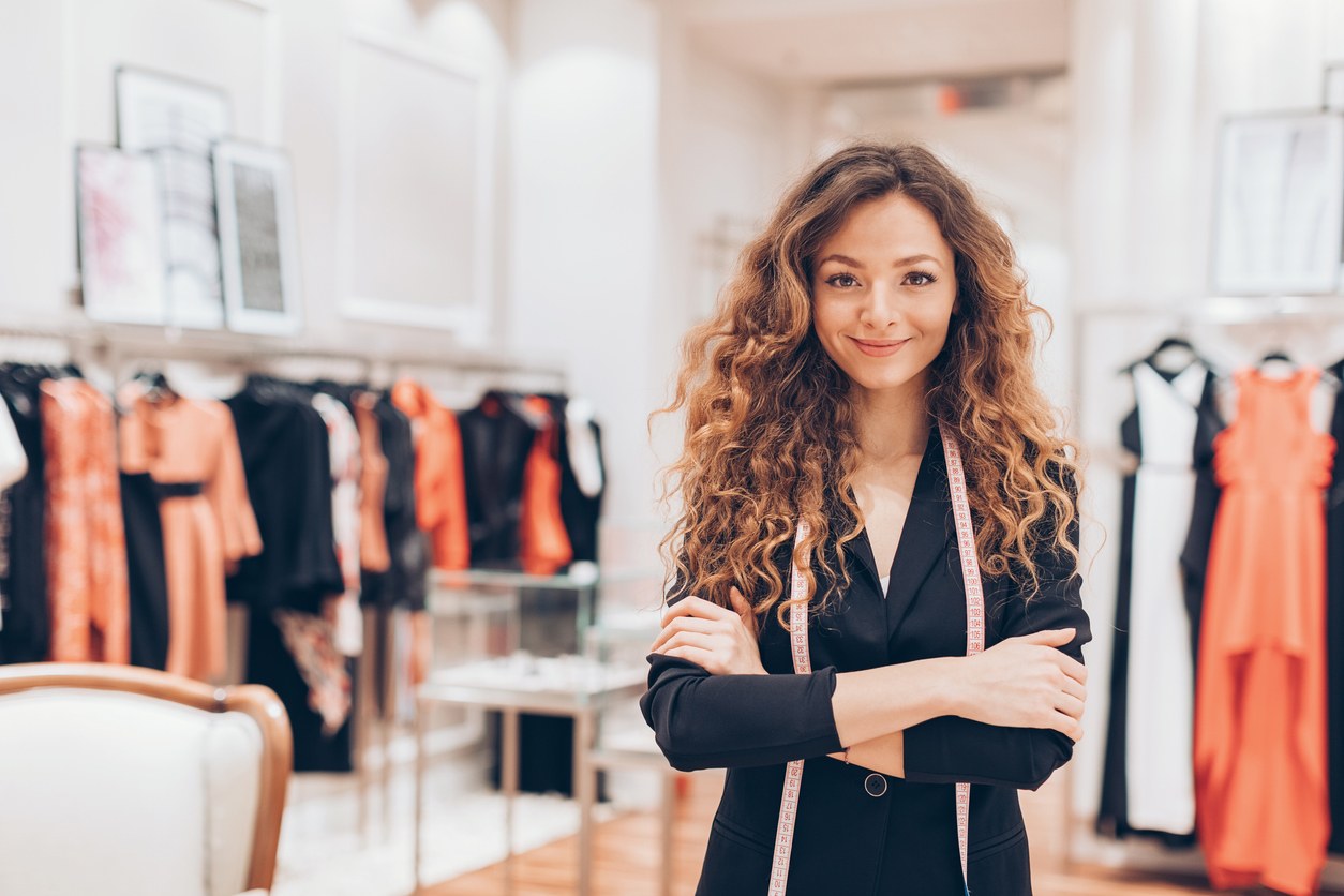 Reconversion, vendeur, magasin de vêtements, métiers, carrière, changement, habillement, conseiller, styliste, acheteur, représentant commercial, marketing, tendances, mode, gestionnaire de stock, visual merchandiser, relation client, boutique, e-commerce, conseil en image, gestionnaire, design de mode, distribution, vente en ligne, transformation professionnelle.