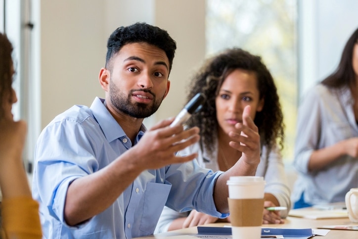 Personne charismatique : Présence, Inspiration, Magnétisme, Aura, Écoute, Empathie, Persuasion, Énergie, Conviction, Passion, Authenticité, Sagesse, Assertivité, Gravitas, Intuition, Visionnaire, Expressivité.