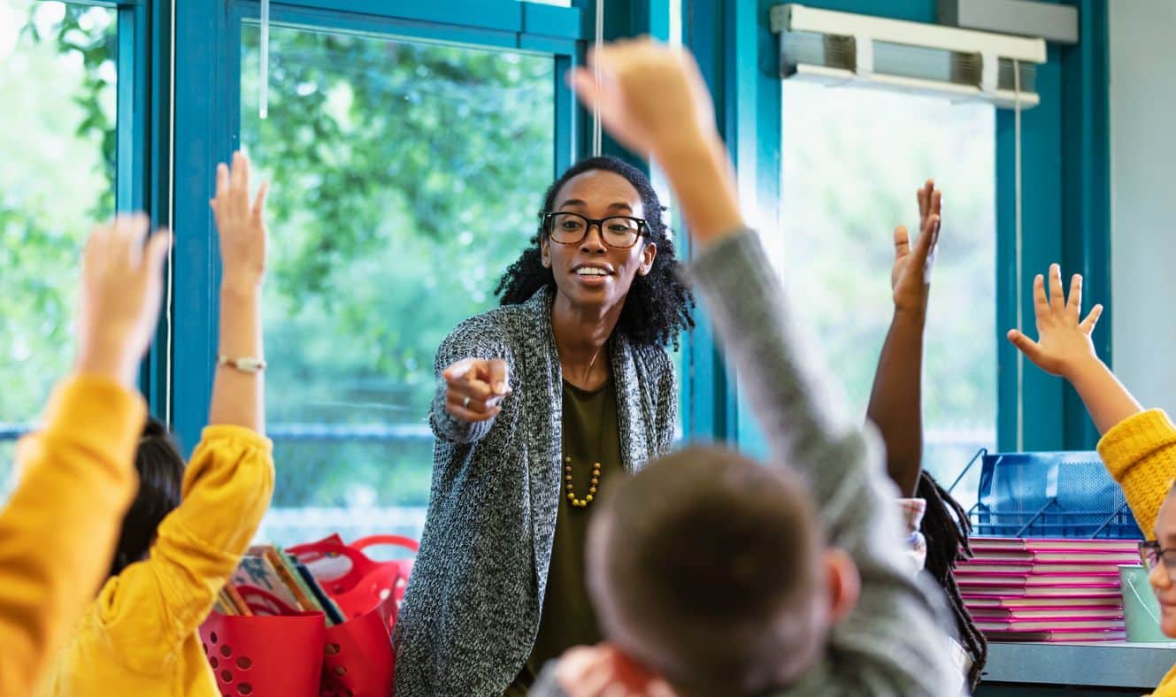 ATSEM ORIENTACTION Écoles maternelles Éducation de la petite enfance Assistant éducatif Fiche de poste Activités pédagogiques Soin des enfants Hygiène en milieu scolaire Surveillance de récréation Collaboration avec enseignants Emploi en éducation Formation ATSEM Développement enfantin Sécurité des enfants Cantines scolaires Assistance en classe Jeux éducatifs Accompagnement scolaire Maternelle Éveil des enfants Compétences en communication Organisation d'activités Relations parents-école Carrière en éducation préscolaire