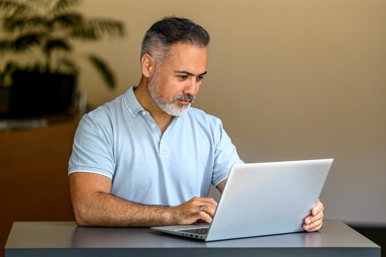 Changement de carrière à 45 ans, Transition professionnelle, Reconversion à mi-carrière, Bilan de compétences, Développement personnel, Formation pour adultes, Coaching de carrière, Second souffle professionnel, Réorientation à 45 ans, Exploration de soi, Compétences transférables, Évolution professionnelle, Opportunités de carrière, Planification de carrière, Retour aux études, Réseau professionnel, Quête de sens au travail, Sécurité de l'emploi, Équilibre travail-vie personnelle, Nouveaux départs professionnels, Résilience de carrière, Aspirations professionnelles, Changement de secteur, Formation continue, Réalisation professionnelle.