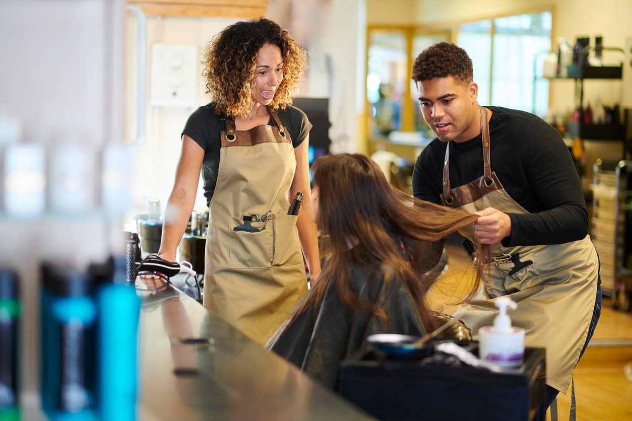 CAP Coiffure, VAE, ORIENTACTION, validation, expérience professionnelle, diplôme, coiffeur, coiffeuse, formation, métier, technique capillaire, certification, expertise, accompagnement, dossier VAE, soutenance, reconversion, compétences, carrière, métier de la beauté, hygiène capillaire, coloration, coupe, mise en forme, salon de coiffure.