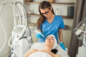 CAP Esthétique, VAE, Validation des Acquis de l'Expérience, ORIENTACTION, esthéticienne, maquillage, soins esthétiques, épilation, certification, diplôme, conseil beauté, maquilleuse professionnelle, formation, compétences, conseillère de vente, cosmétiques, professionnels de la beauté, dossier VAE, accompagnement VAE, jury VAE, soins du visage, manucure, modelages esthétiques, institut de beauté, parcours professionnel.
