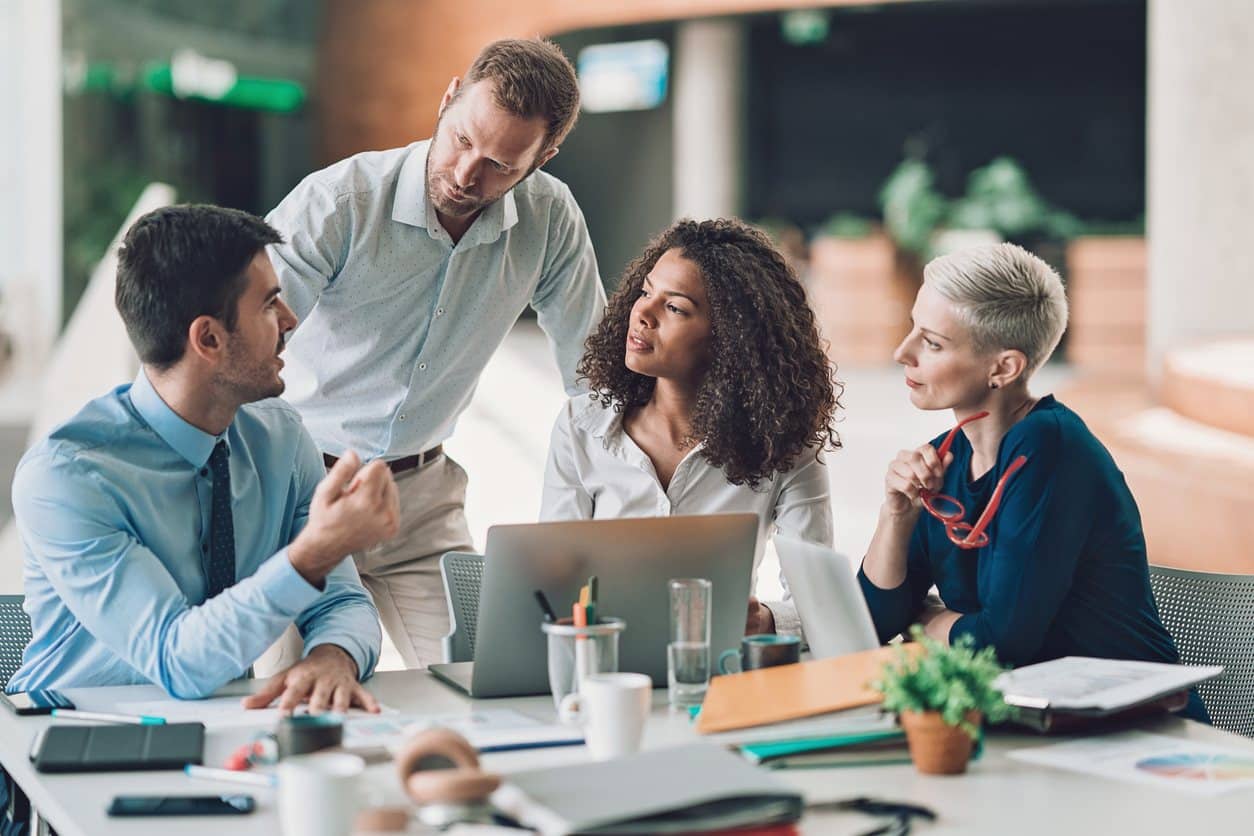 Office Manager, Fiche de poste, ORIENTACTION, Gestion administrative, Coordination bureau, Ressources Humaines, Planification, Organisation événements, Gestion fournisseurs, Communication interne, Compétences clés, Profil professionnel, Responsabilités, Management d'équipe, Efficacité opérationnelle, Support logistique, Tâches quotidiennes, Gestion de projet, Amélioration continue, Collaboration, Profil polyvalent, Gestion du temps, Résolution de problèmes, Leadership, Espace de travail.