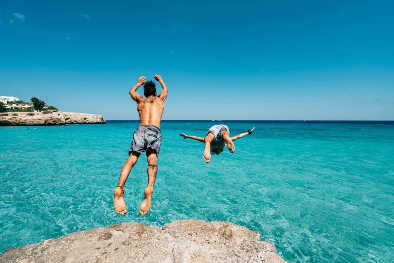 Test de vacances, Mer ou montagne, Destinations de voyage, Choix de vacances, Préférences de détente, Plage contre alpages, Test de personnalité, Vacances idéales, Aventures de vacances, Escapade en nature, Loisirs estivaux, Sable et soleil, Randonnées en montagne, Activités balnéaires, Séjour en altitude, Test de destination, Voyage saisonnier, Détente au bord de mer, Exploration montagnarde, Test estival, Relaxation ou aventure, Paysage de vacances, Bien-être en vacances, Planification de voyage, Vacances personnalisées.