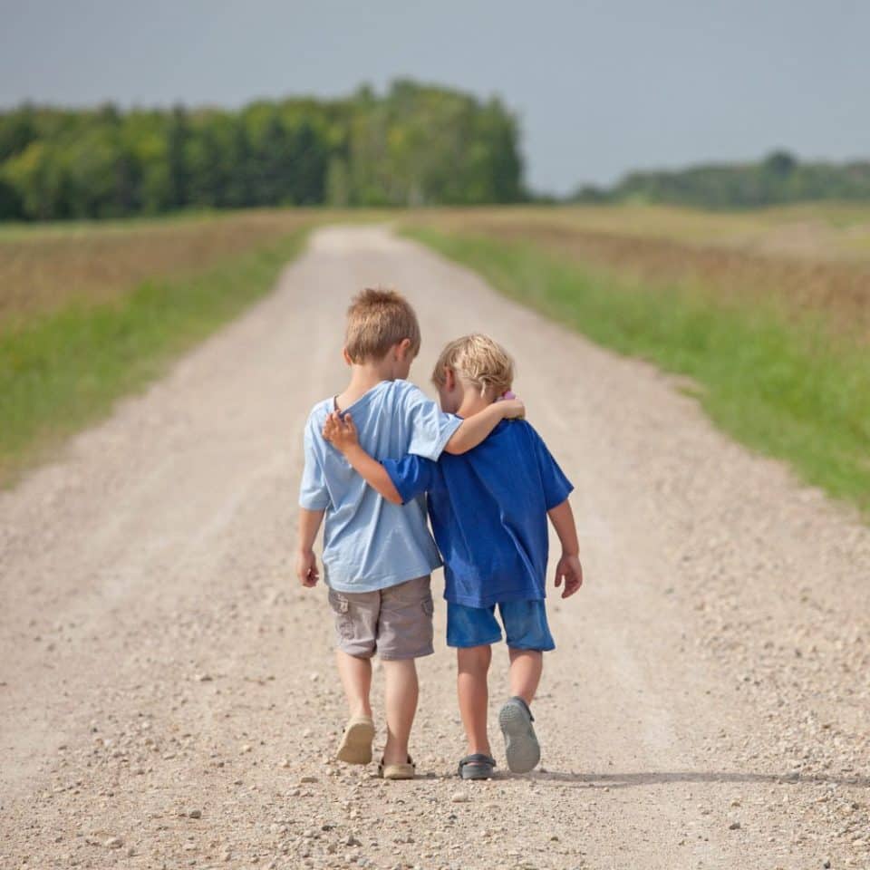 Attachement enfantin, Test d'attachement, Styles d'attachement, Attachement sécurisant, Attachement anxieux, Attachement évitant, Psychologie de l'enfance, Relations parent-enfant, Développement émotionnel, Théorie de l'attachement, Attachement désorganisé, Comportement enfantin, Sécurité affective, Attachement parental, Attachement et comportement, Thérapie de l'attachement, Évaluation psychologique, Attachement insécurisé, Attachement et bien-être, Dynamique familiale, Influence parentale, Attachement et personnalité, Attachement et développement, Attachement et résilience, Attachement et relations futures.