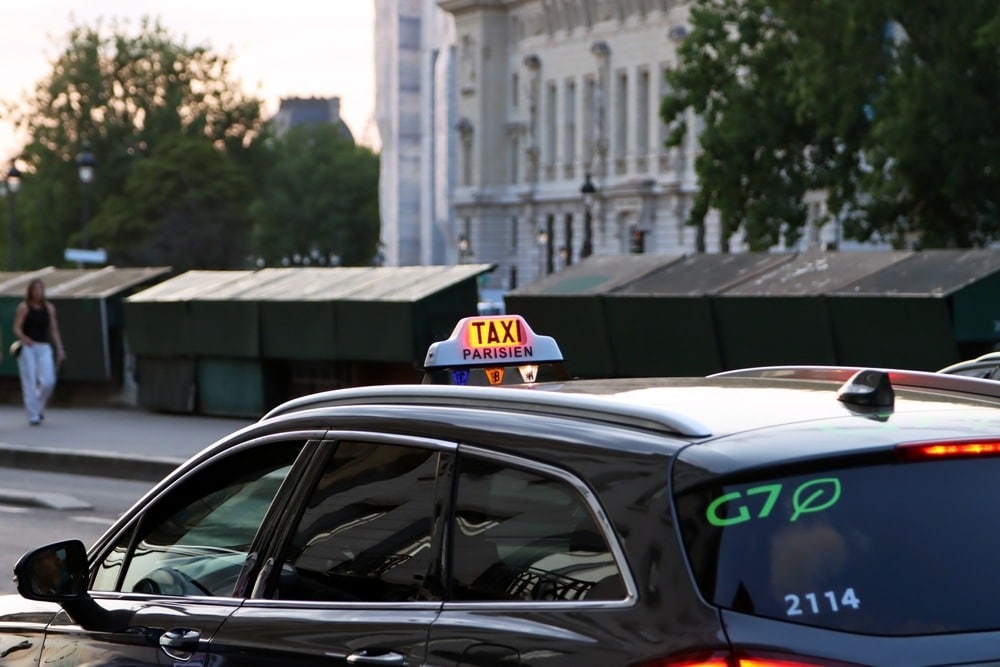 Chauffeur de taxi, Formation de taxi, Licence de taxi, Conduite professionnelle, Service client, Navigation en ville, Réglementation des taxis, Véhicule de taxi, Sécurité routière, Communication avec les clients, Gestion de l'itinéraire, Tarification des courses, Entretien du véhicule, Compétences en conduite, Autonomie professionnelle, Gestion des paiements, Application des normes de taxi, Techniques de conduite sécuritaire, Service de transport, Inscription de taxi, Règles de circulation, Accueil des passagers, Gestion du stress, Organisation du travail, Connaissance de la ville.