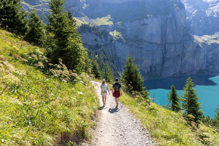 Marche à pied, Stimulation cérébrale, Bienfaits de la marche, Activité physique, Santé mentale, Amélioration cognitive, Neurosciences, Exercice et cerveau, Randonnée, Cognition améliorée, Marche et réflexion, Bien-être mental, Activité aérobique, Marche quotidienne, Marche et mémoire, Fitness cérébral, Santé du cerveau, Marche et créativité, Endorphines, Réduction du stress, Marche et apprentissage, Marche en nature, Effets psychologiques, Exercice physique, Marche et concentration.