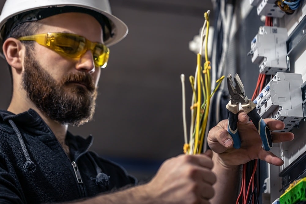 Reconversion professionnelle, Électricien, Formation en électricité, CAP électricien, BEP électrotechnique, Installation électrique, Sécurité électrique, Câblage, Réparation électrique, Technologie électrique, Électricité bâtiment, Électricité industrielle, Normes électriques, Apprentissage électricien, Compétences techniques, Travaux électriques, Diagnostic électrique, Maintenance électrique, Rénovation électrique, Entrepreneuriat en électricité, Dépannage électrique, Formation continue en électricité, ORIENTACTION, Bilan de compétences, Carrière en électricité.