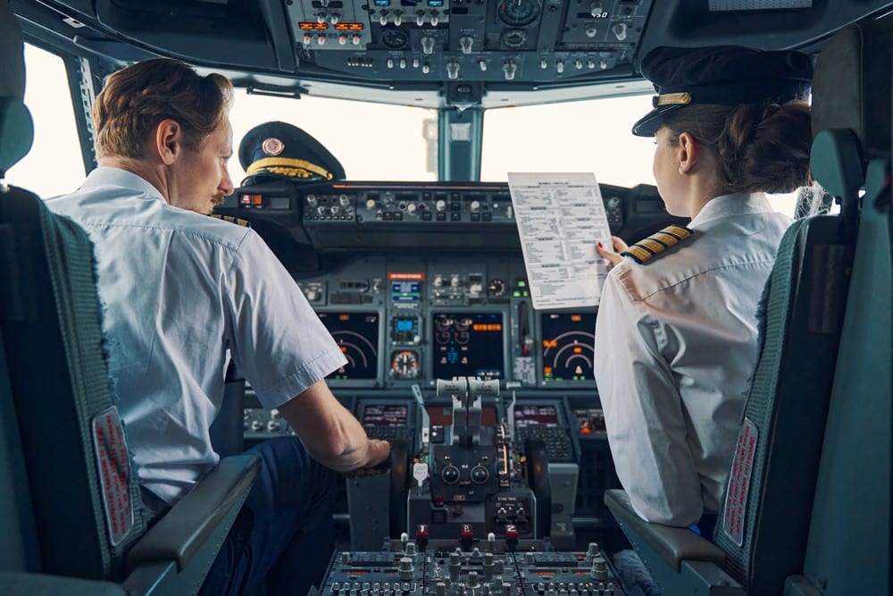 Reconversion professionnelle, Pilote de ligne, Formation de pilote, Licence de Pilote Privé (PPL), Licence de Pilote de Ligne (ATPL), École de pilotage, Navigation aérienne, Compagnies aériennes, Formation de cadets, Carrière en aviation, Vol commercial, Compétences en pilotage, Formation théorique, Formation pratique, Investissement financier, Météorologie aéronautique, Communication radio, Sécurité aérienne, Cockpit, Soft skills de pilote, Gestion du stress, Prise de décision, ORIENTACTION, Bilan de compétences, Planification de carrière.