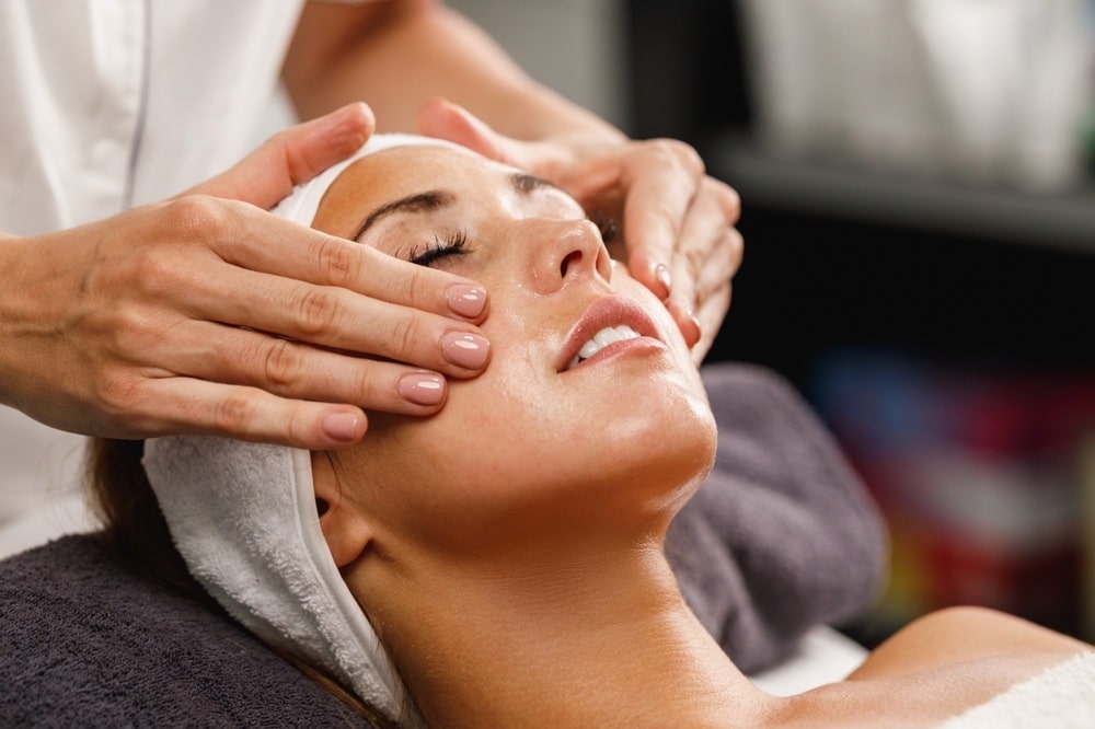 Reconversion Praticien spa Masser Soins esthétiques L’hydrothéra Bien-être Gestion de spa Techniques de massage Produits de soin Soins du visage Soins du corps Gestion spa Communication Empathie Attention aux détails Adaptabilité Bilan de compétences ORIENTACTION Formation spa Carrière en spa Détente Bien-être client Compétences techniques Savoir-être Accompagnement professionnel