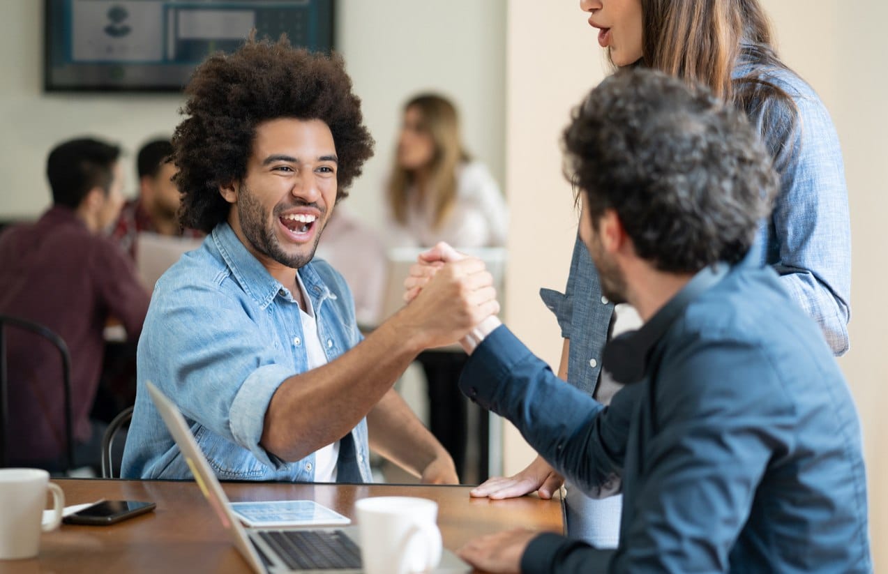 encouragement au travail, motivation professionnelle, soutien collègues, phrases motivantes, réussite professionnelle, positivité au bureau, inspirer réussite, booster de motivation, productivité, énergie positive, messages positifs, environnement de travail, bien-être au travail, conseils motivation, améliorer performance, renforcement équipe, messages inspirants, dynamiser l'équipe, renforcer moral, engagement employés, inspirer efficacité, messages de réussite, surmonter défis, persévérance au travail, bienfaits de l'encouragement.