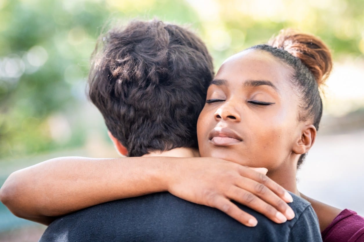 soutien en deuil, réconforter un ami, compassion, empathie, condoléances, mots de réconfort, aide en période difficile, soutien émotionnel, paroles apaisantes, accompagnement deuil, soulagement de la peine, présence amicale, écoute active, messages de sympathie, solidarité en tristesse, encouragements, guérison émotionnelle, résilience, réconfort moral, empathie envers la perte, aide au deuil, paroles de soutien, apaiser la douleur, respect de la tristesse, amitié en temps de deuil.