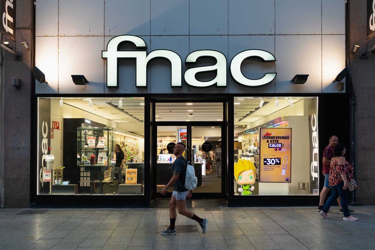 Fnac, vente de livres, guide pour auteurs, distribution en librairie, éditeurs, publication de livres, stratégie de vente, librairie française, comment publier, marché du livre, conseils de vente, promotion de livres, visibilité des auteurs, réseau de librairies, Fnac livres, placement de produit, marketing littéraire, lancement de livre, collaboration éditoriale, techniques de vente en librairie, attirer lecteurs, Fnac et auteurs, accords de distribution, réussir en librairie, gestion de stock en librairie