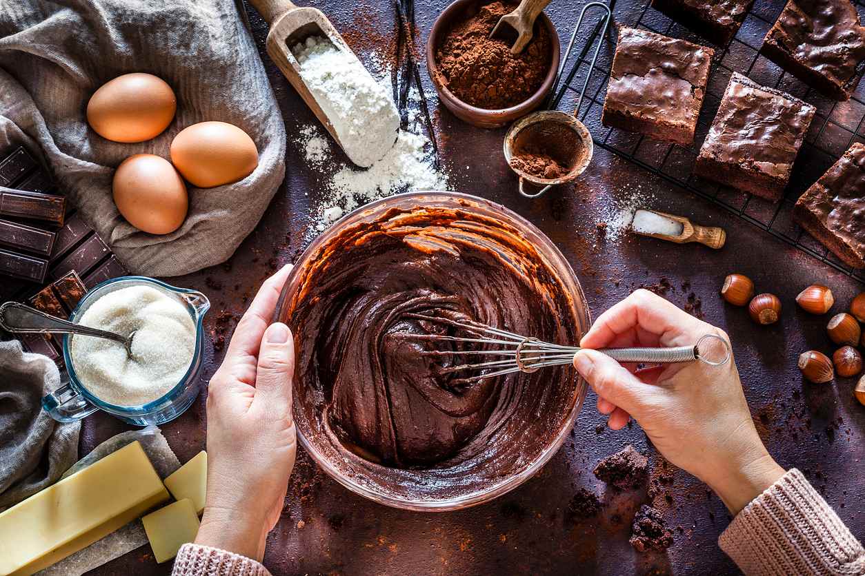 cuisine, psychologie, recette, brownie, chocolat, bien-être, plaisir culinaire, gâteau, thérapie par la cuisine, détente, artisanat, ingrédients, saveurs, dessert, douceur, réconfort, partage, créativité, passion pour la cuisine, expériences sensorielles, moments de bonheur, art de vivre, gourmandise, satisfaction, plaisir des sens